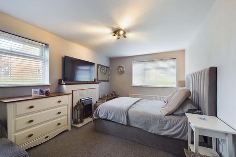 2 bedroom flat for sale, Ryehill Close, Long Buckby, Northampton NN6 7NR