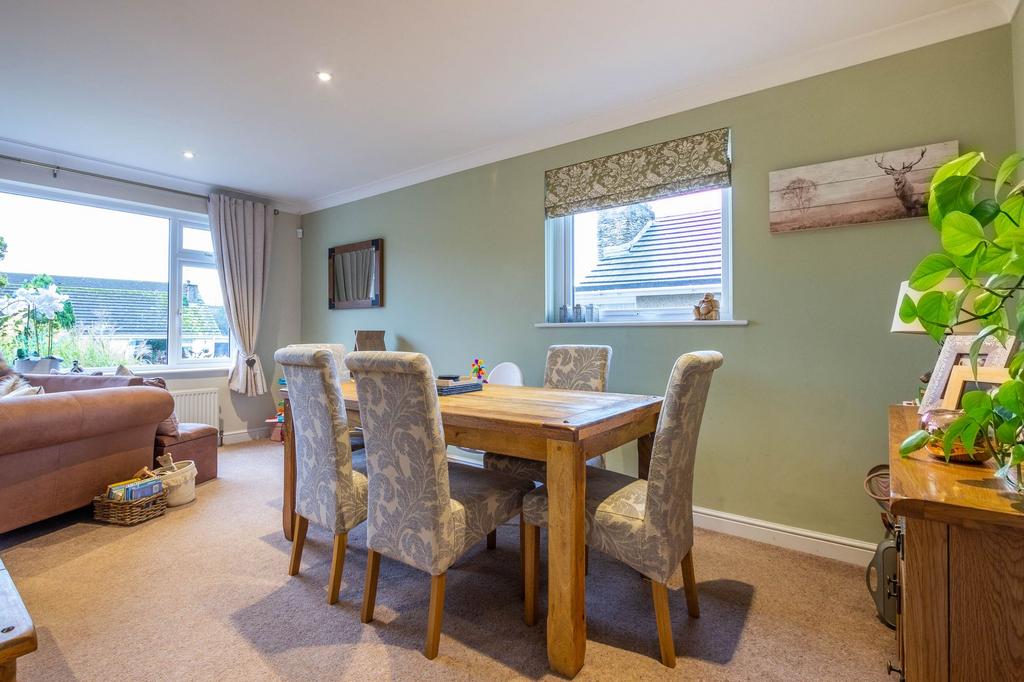 Sitting/dining room
