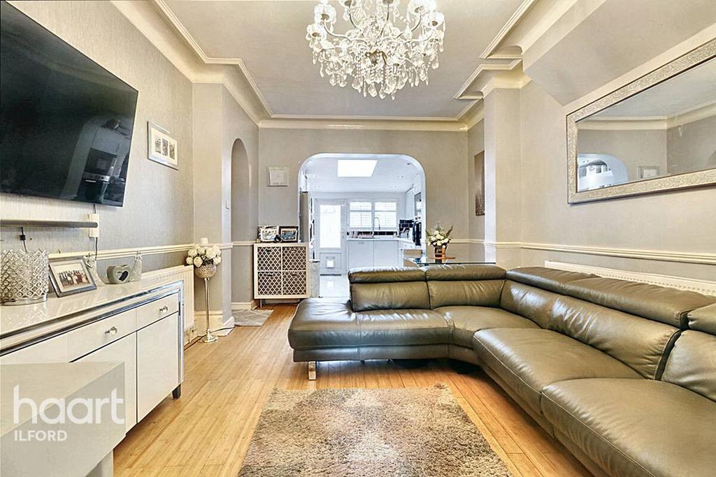 Cranbrook Rise, Ilford 3 bed apartment for sale £375,000