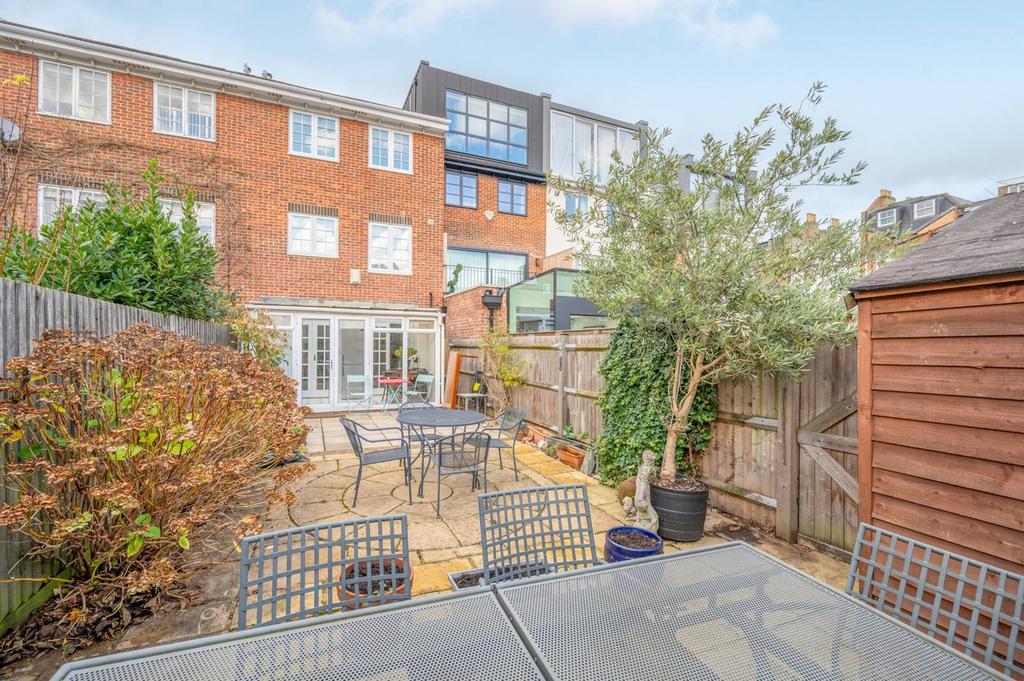 Vicarage Crescent, Battersea Square, London, SW11 3 bed terraced house