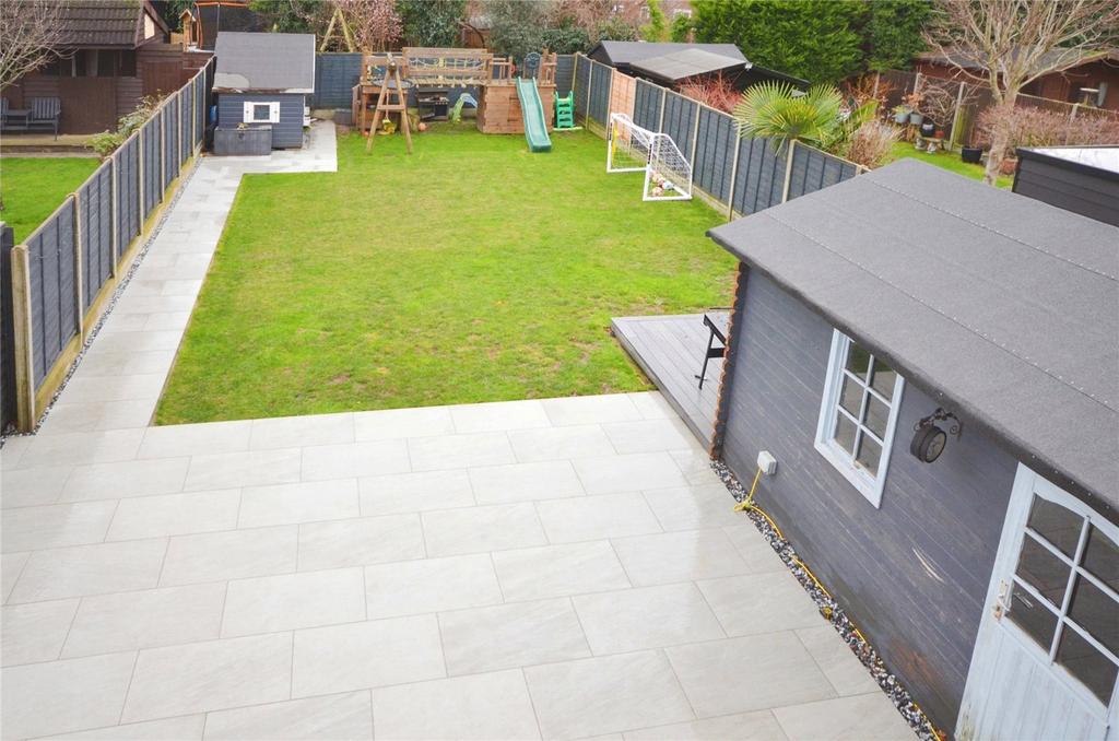 Dugard Avenue, Colchester, Essex, CO3 4 bed detached house for sale £