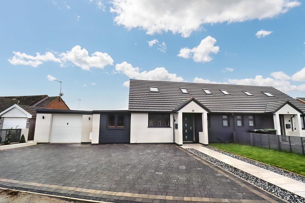 Tythe Close, Flitwick, Bedfordshire, MK45 1LE 4 bed semidetached house