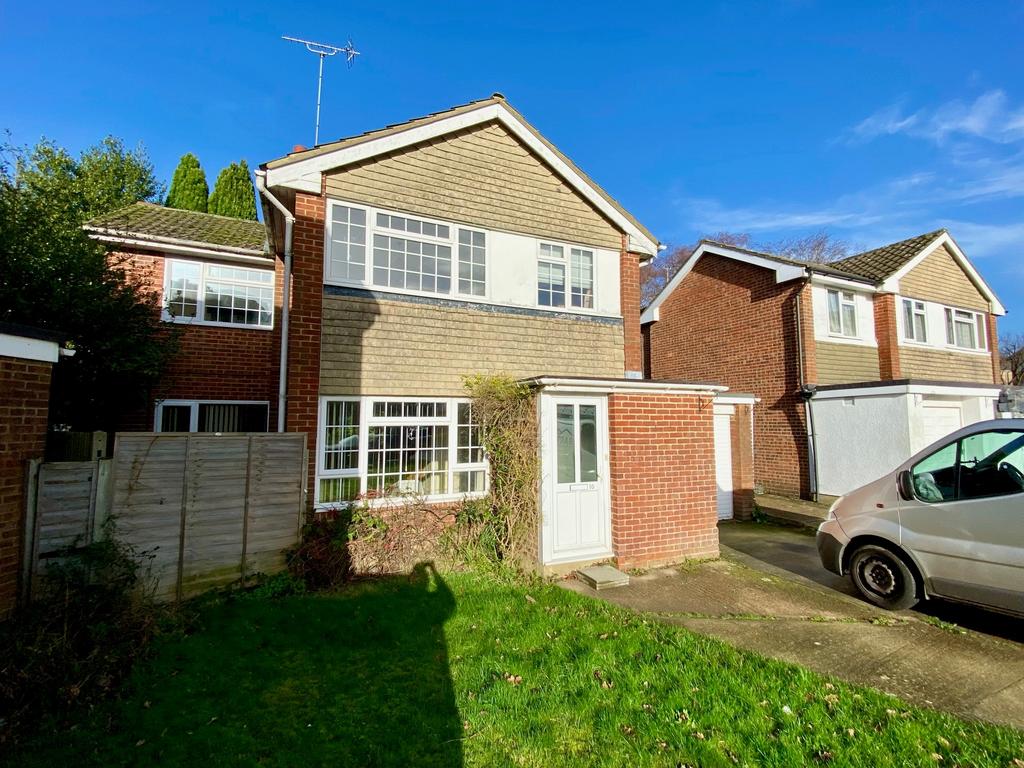 Lapwing Close, Horsham 3 bed detached house to rent £1,650 pcm (£381 pw)
