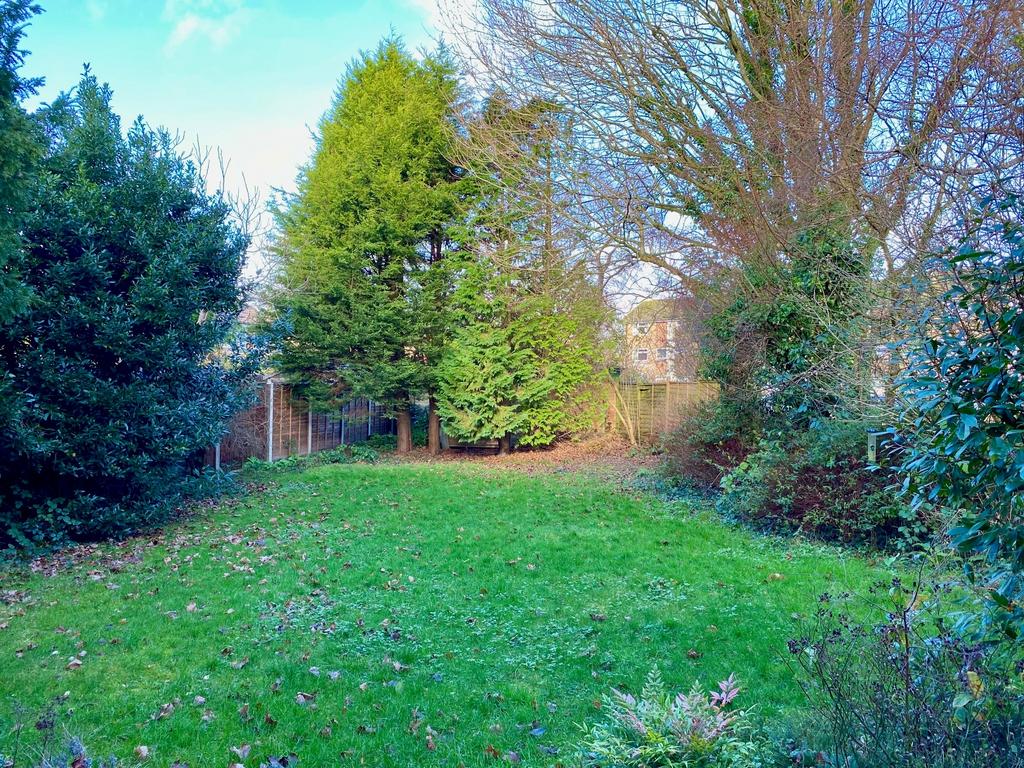 Lapwing Close, Horsham 3 bed detached house to rent £1,650 pcm (£381 pw)