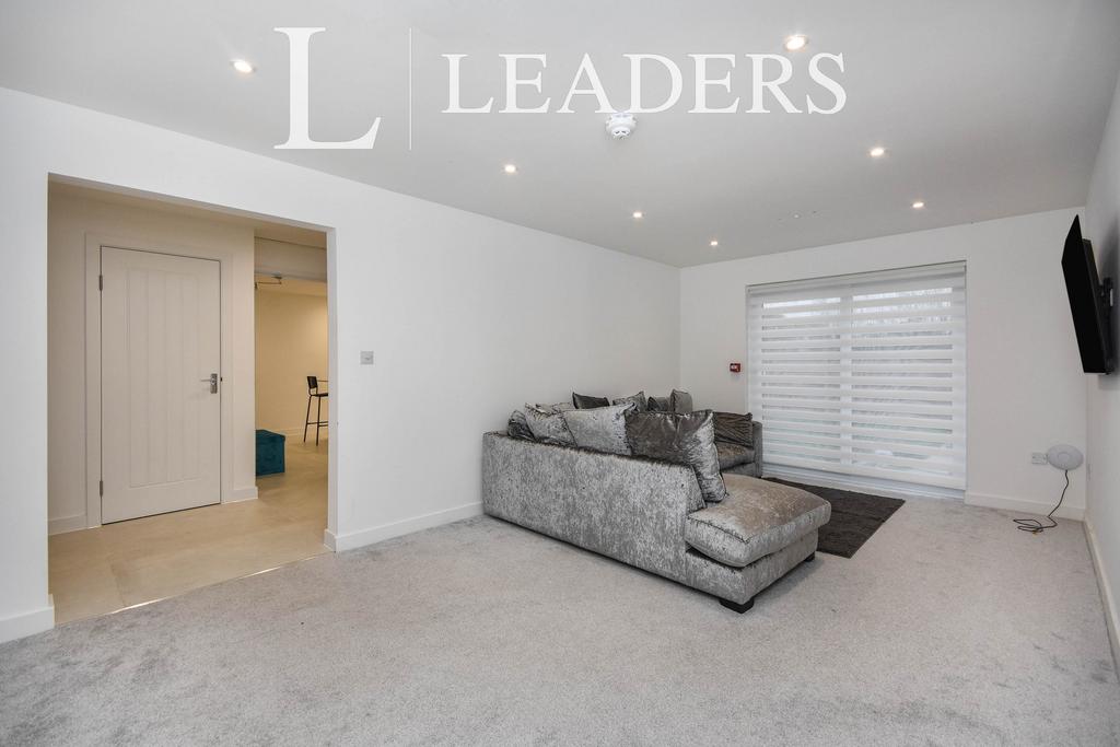 Wilkin Drive, Tiptree 7 bed detached house £2,100 pcm (£485 pw)