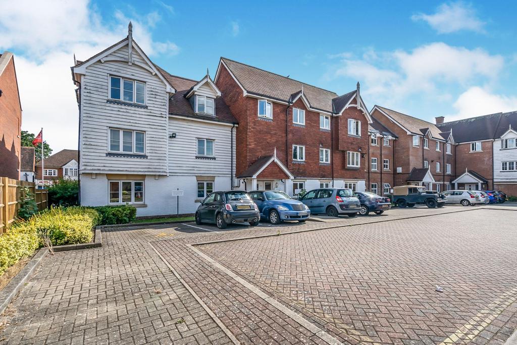 St Agnes Place, Chichester 2 bed apartment £875 pcm (£202 pw)