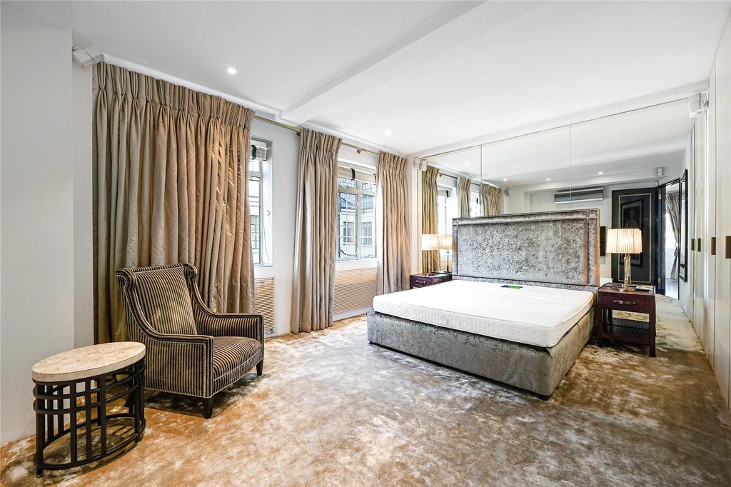 House in London, Royal Borough of Kensington and Chelsea - More