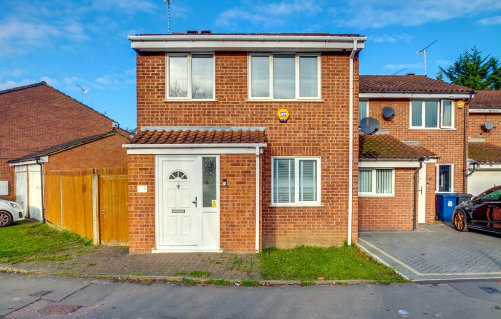 Poplar Grove, London, N11 3 bed house for sale £595,000