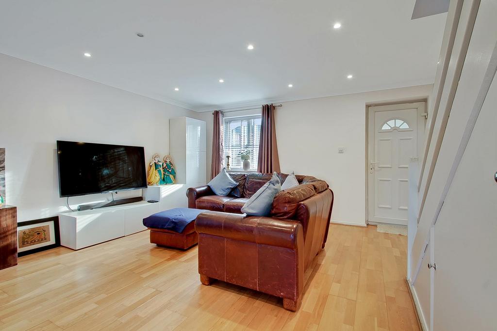Poplar Grove, London, N11 3 bed house for sale £595,000