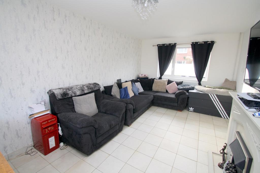 Gloucester Crescent, StainesuponThames, TW18 3 bed end of terrace