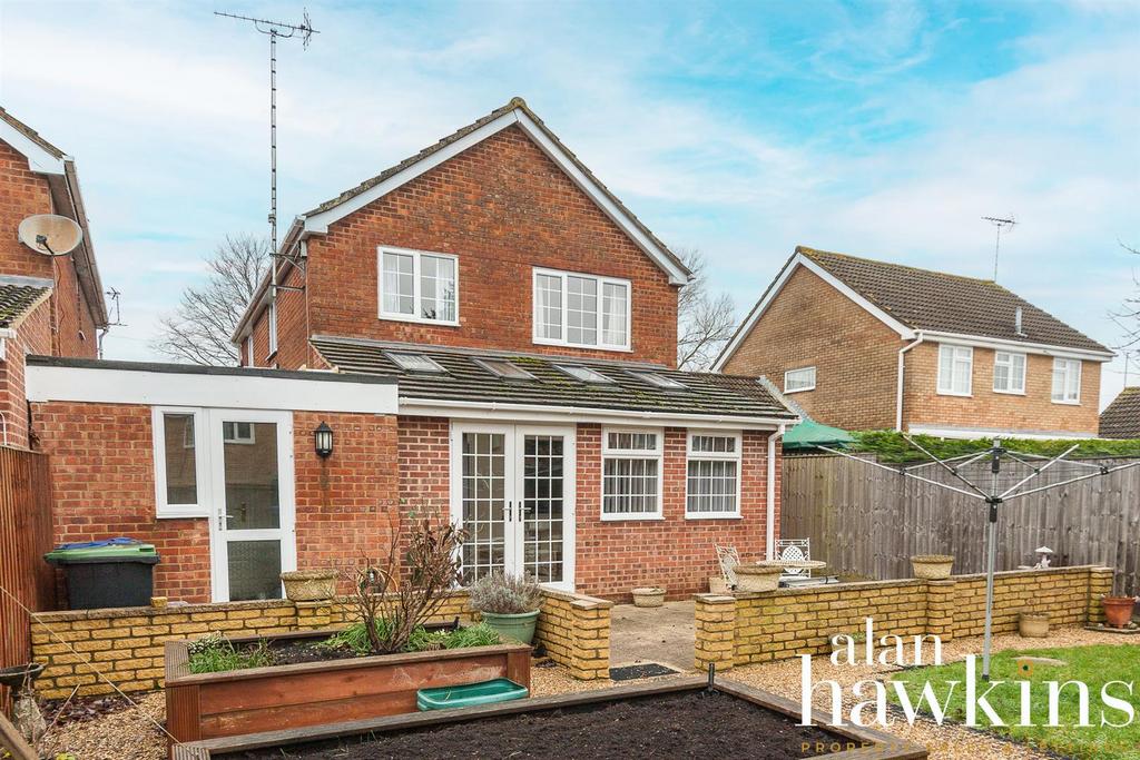 Kingsley Avenue, Royal Wootton Bassett SN4 8 3 bed link detached house