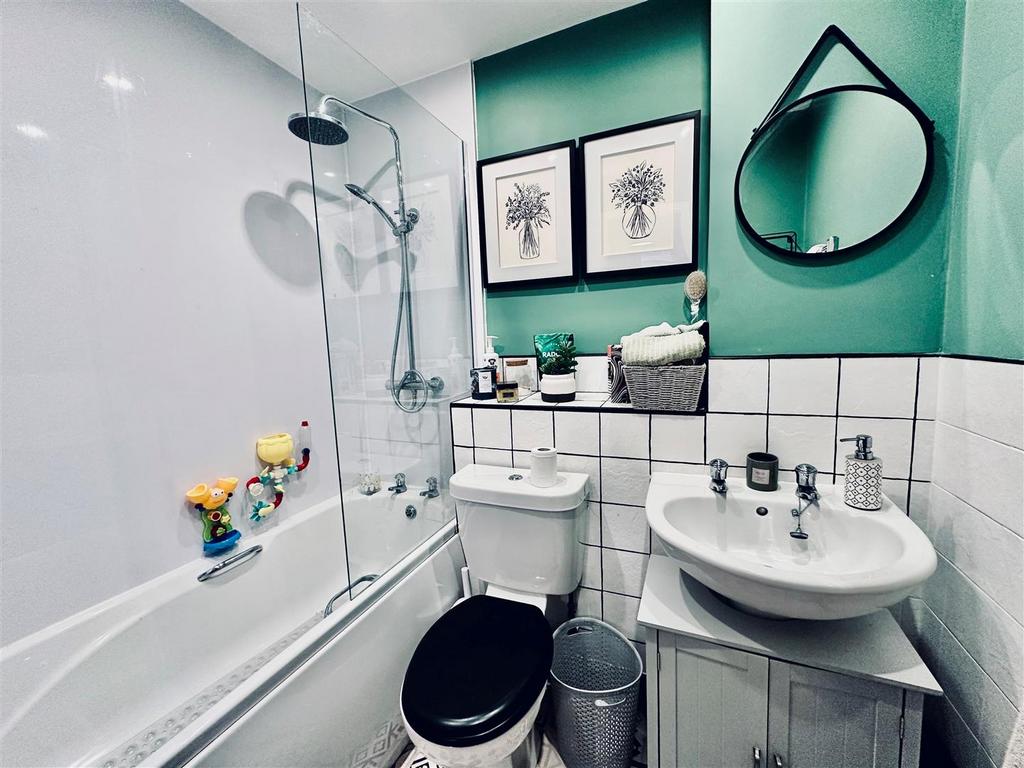 Main bathroom 2.jpg