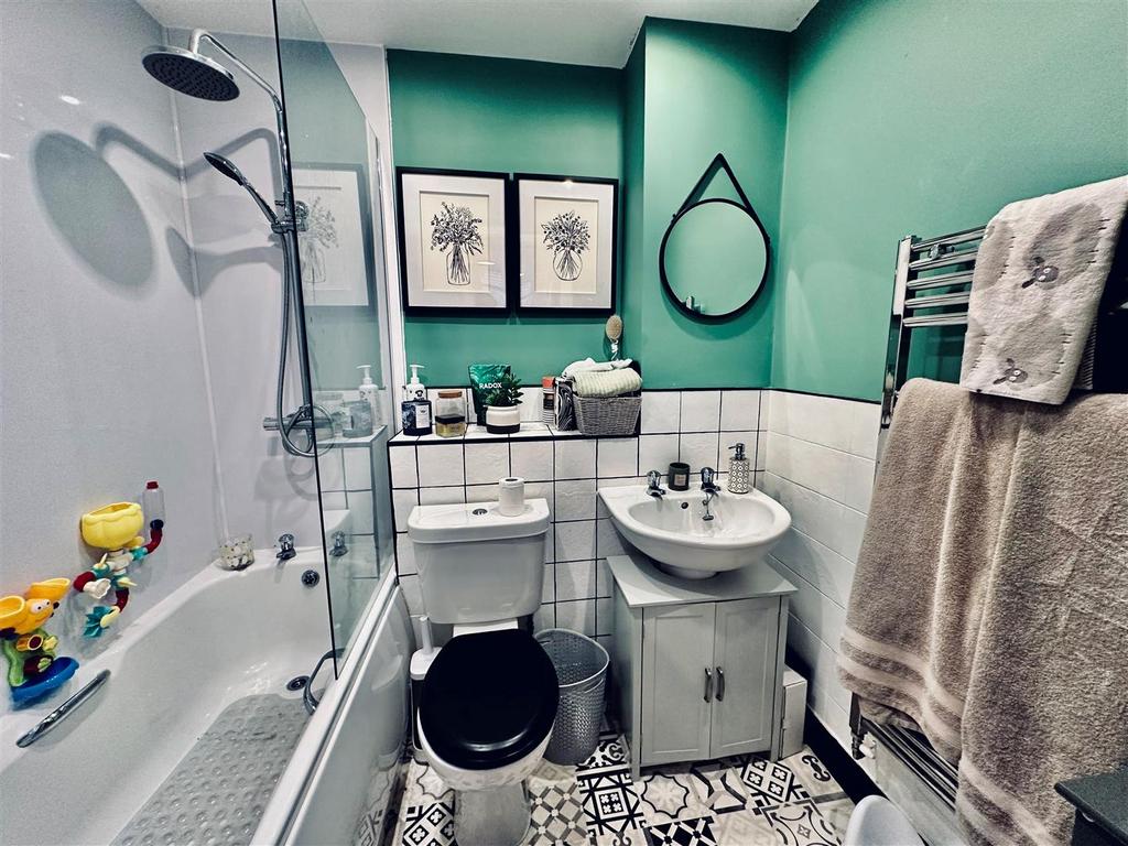 Main bathroom.jpg