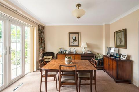 10 Beehive Way, Reigate, RH2 8DY