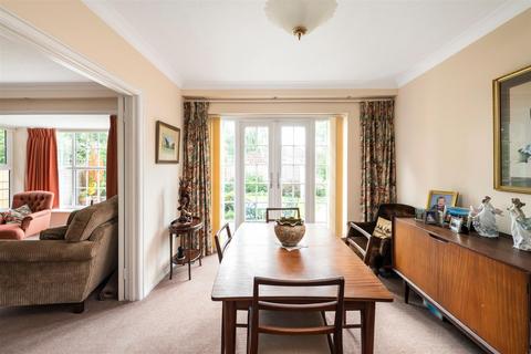 10 Beehive Way, Reigate, RH2 8DY