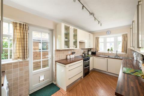10 Beehive Way, Reigate, RH2 8DY