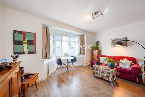 4 bedroom semi-detached house for sale - Norfolk Close, Palmers Green, London N13