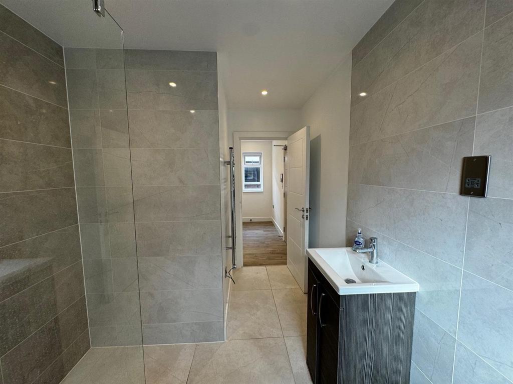 Bathroom - 3.jpg