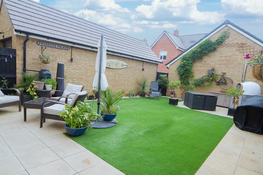 Carter Meadow, Biggleswade SG18 4 bed detached house for sale £450,000