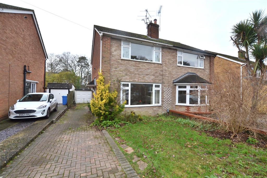 Heron Close, Fleet GU52 3 bed semidetached house for sale £380,000
