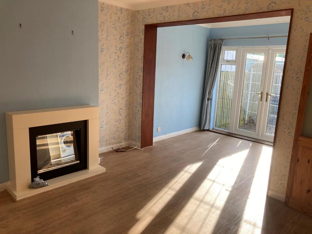 Derby Avenue, Upminster 2 bed semidetached bungalow £1,650 pcm (£381 pw)
