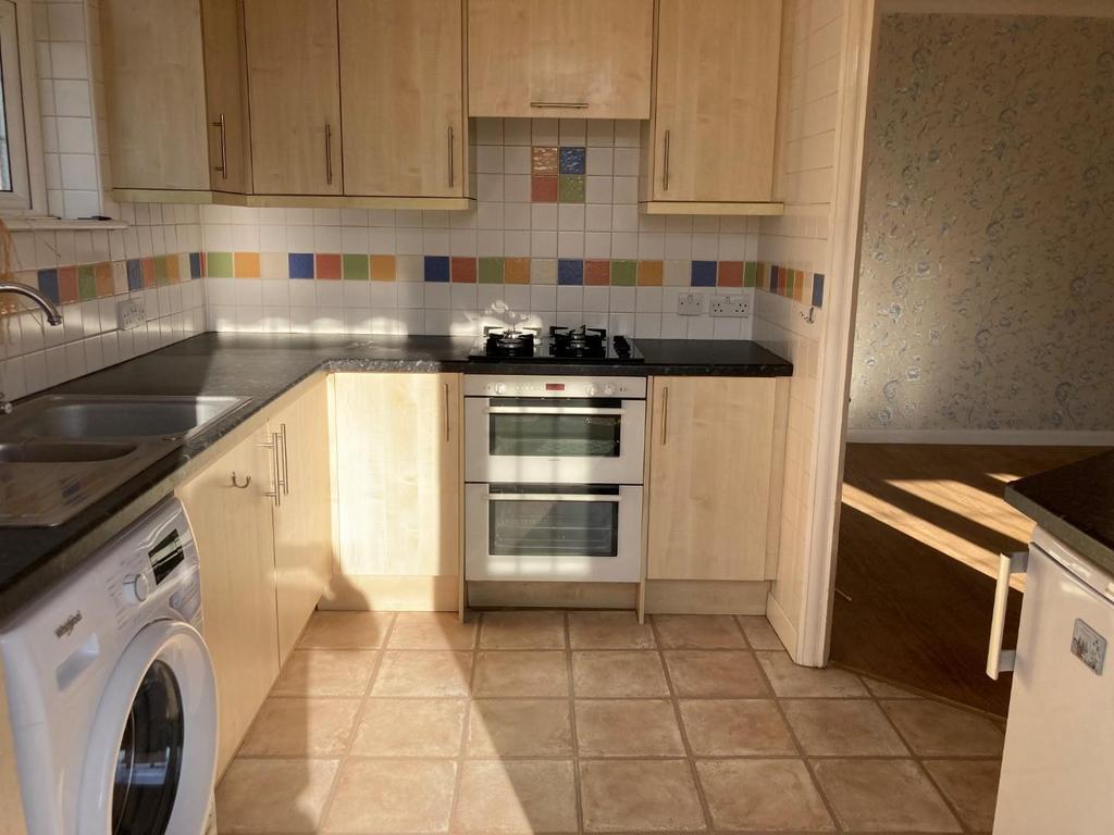 Derby Avenue, Upminster 2 bed semidetached bungalow £1,650 pcm (£381 pw)