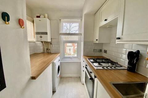 2 bedroom flat to rent, Sussex Road, Worthing
