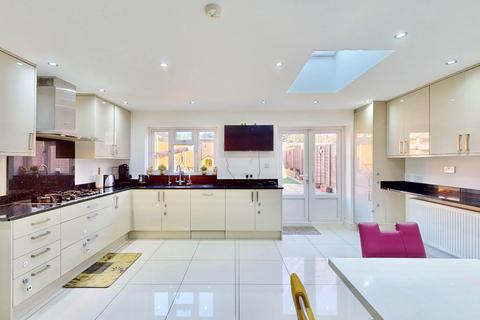 5 Hazel Grove, Romford, RM6 5PX
