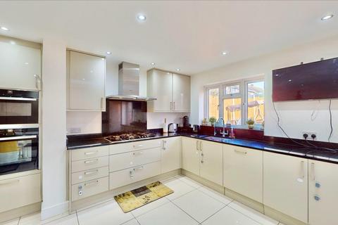 5 Hazel Grove, Romford, RM6 5PX