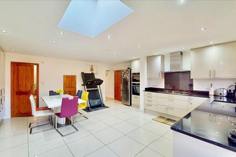 5 Hazel Grove, Romford, RM6 5PX