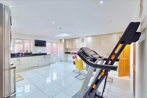 5 Hazel Grove, Romford, RM6 5PX