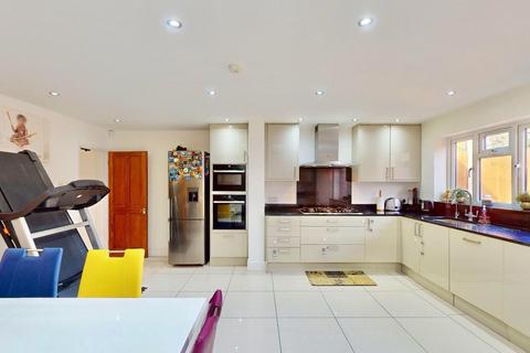 5 Hazel Grove, Romford, RM6 5PX