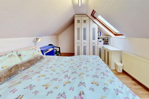 5 Hazel Grove, Romford, RM6 5PX