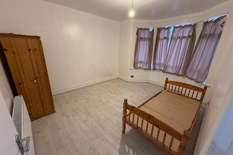 4 bedroom terraced house to rent, Mortlake Road, Ilford, Essex, IG1