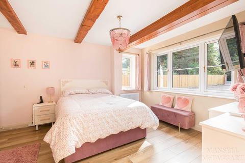 140 Copthorne Road, Felbridge, East Grinstead, RH19 2PD