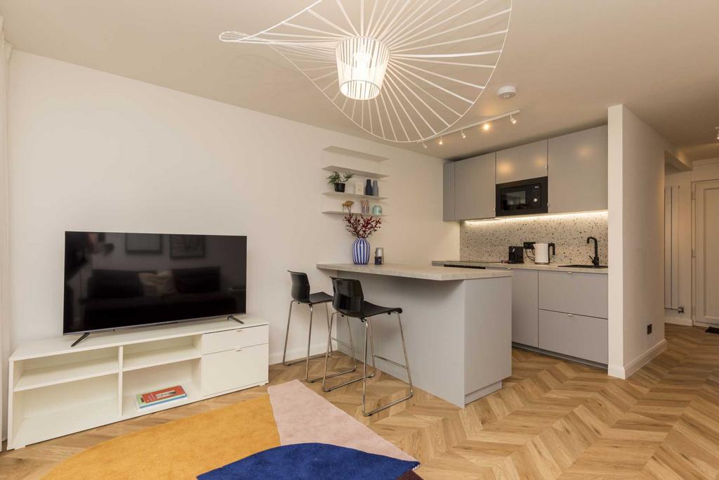 Swallowtail Road, Horsham 2 bed terraced house £1,425 pcm (£329 pw)