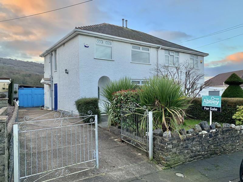 Derwen Road, Alltwen, Pontardawe, Swansea, SA8 3AU 3 bed semidetached