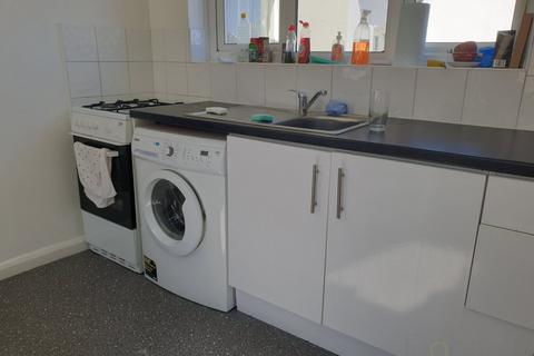 3 bedroom flat to rent, Sandown Road, Brighton