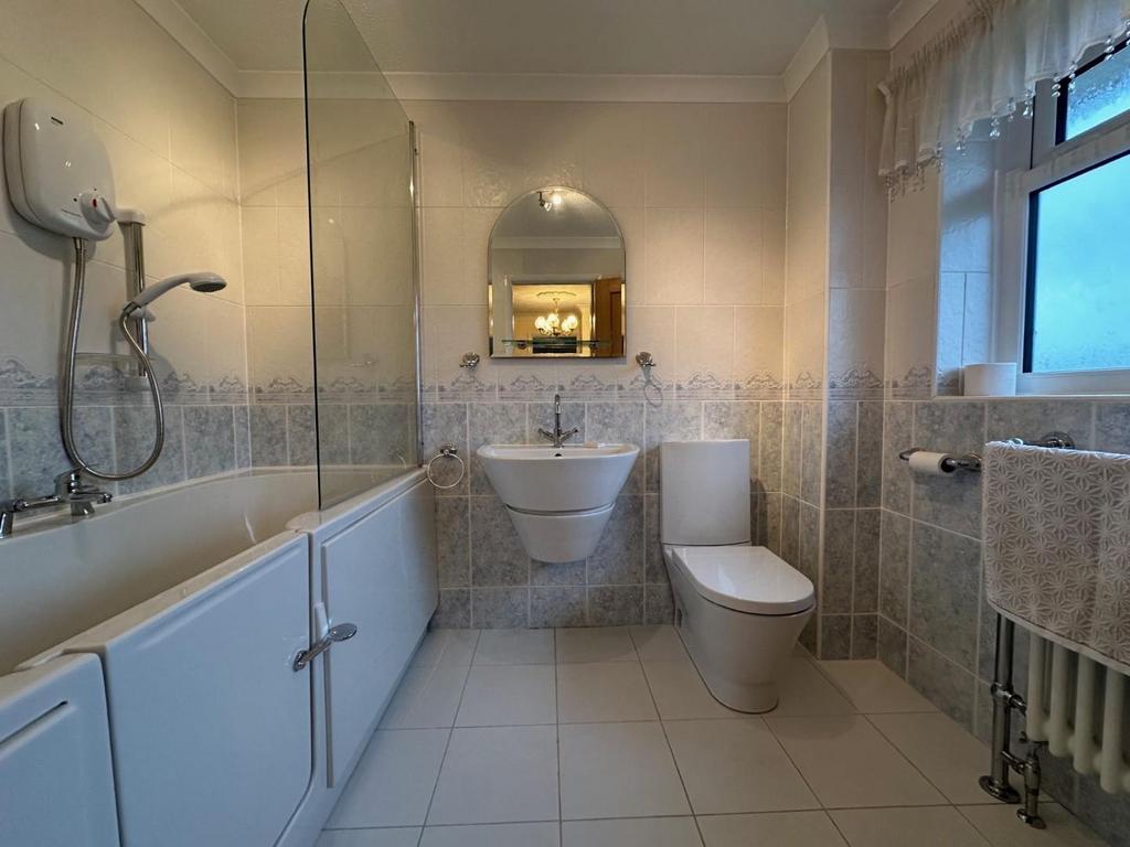 Bathroom1.jpg