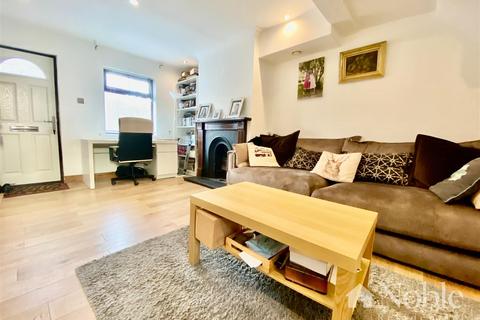 2 bedroom end of terrace house for sale, Queens Road, Brentwood