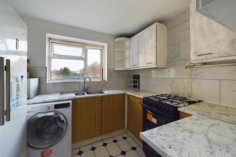 3 bedroom flat for sale, Betchworth Way, New Addington, Croydon