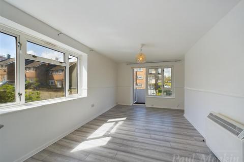 3 bedroom flat for sale, Betchworth Way, New Addington, Croydon