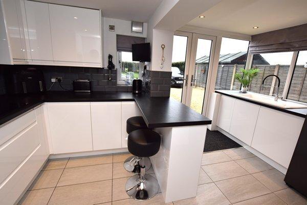 Breakfast/kitchen