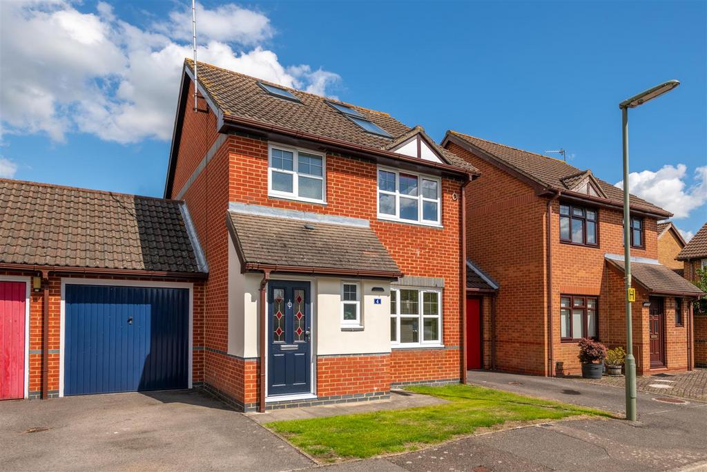 Hardy Close, Horley 4 bed detached house for sale £455,000