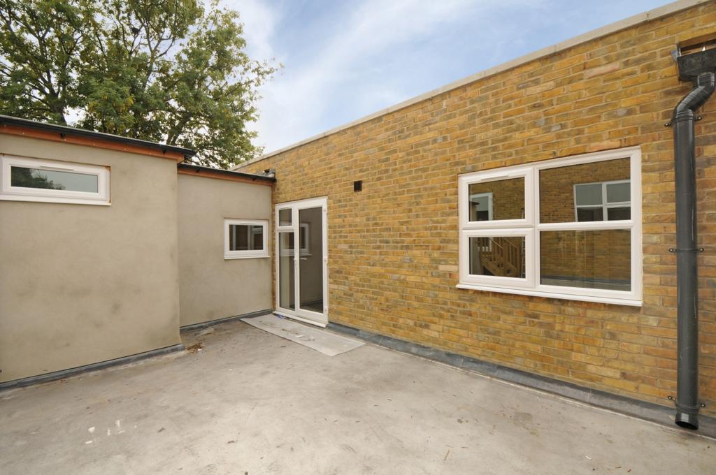 Rye Lane Peckham SE15 3 bed apartment to rent £2,500 pcm (£577 pw)