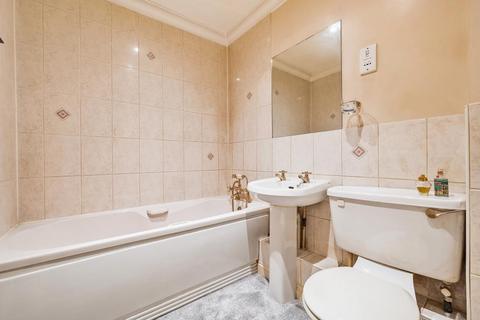 2 bedroom flat for sale, Woking,  Surrey,  GU21