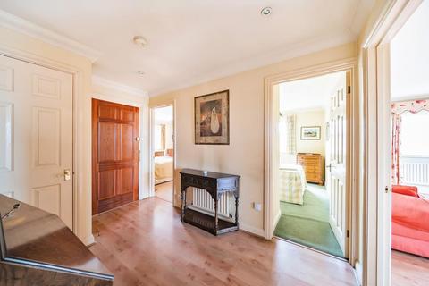 2 bedroom flat for sale, Woking,  Surrey,  GU21