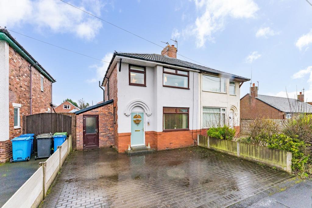 Widnes, Widnes WA8 3 bed semidetached house for sale £220,000