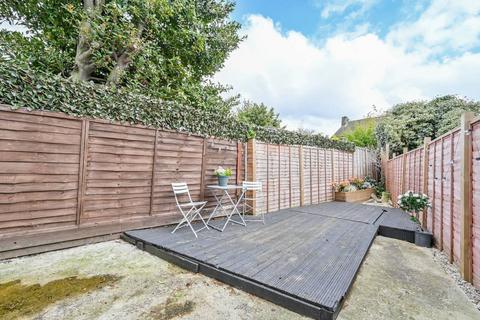 2 bedroom bungalow to rent, Oakhill Road, Norbury, London, SW16