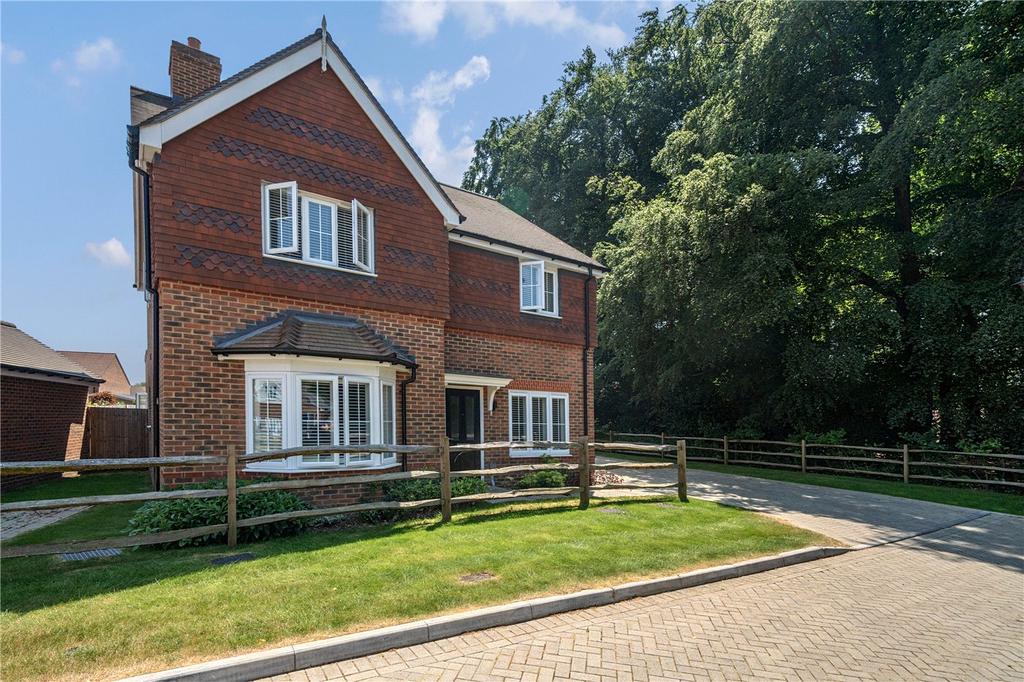 Tennyson Way, Grayshott, Hindhead, Hampshire, GU26 4 bed detached house